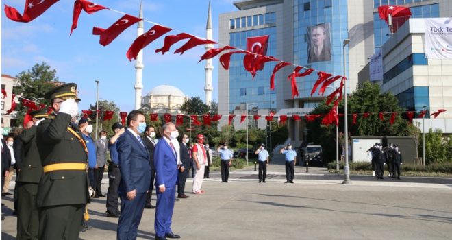 ZAFER BAYRAMI BAYRAMPAŞA’DA TÖRENLE KUTLANDI