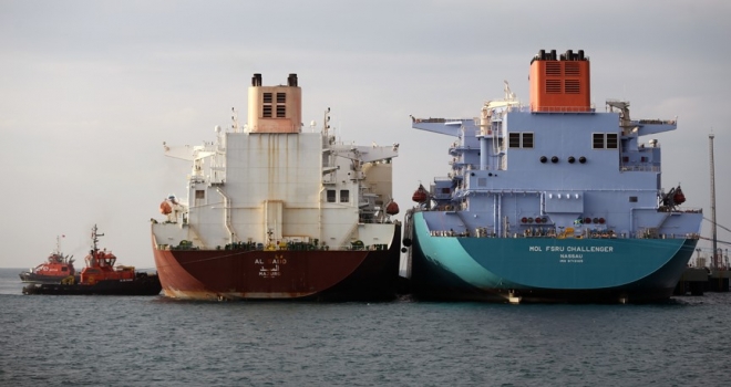 'İki dev gemi' arasında LNG transferi