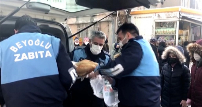 BEYOĞLU ZABITASI EKMEK DAĞITTI