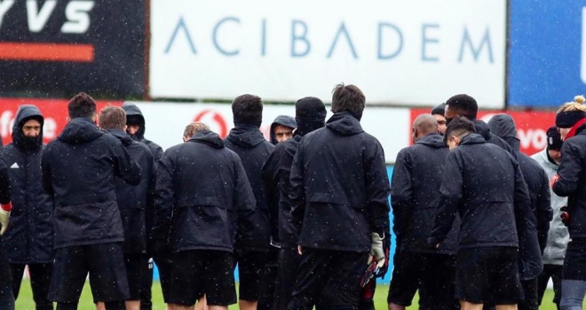 Beşiktaş, Kasımpaşa maçı hazırlıklarına kara rağmen devam etti