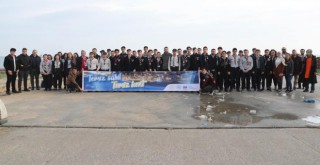 Arnavutköylü Gençler Karaburun Sahili'ni Temizledi
