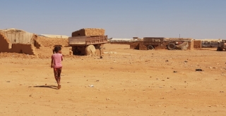 Suriyeliler Rukban Kampı'nda yaşam mücadelesi veriyor