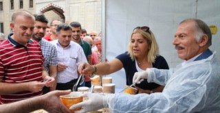 BAŞKAN ATİLA AYDINER VATANDAŞLARA AŞURE DAĞITTI