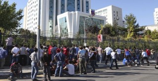 Darbeci üsteğmenden içeri girmeye çalışırlarsa vururuz tehdidi