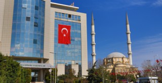 BAYRAMPAŞA BAYRAKLARLA DONATILDI