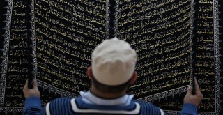 Kumaşa nakşettiği Kur'an-ı Kerim'i yüz binlerle buluşturdu