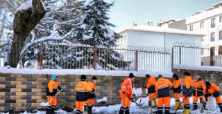 BAYRAMPAŞA'DA KARLA MÜCADELE EKİBİNDEN ARALIKSIZ ÇALIŞMA