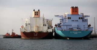 'İki dev gemi' arasında LNG transferi